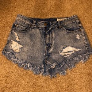 Frayed denim shorts